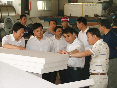 省经贸委主任郭述禹到人生就是博集团检查抗震救灾